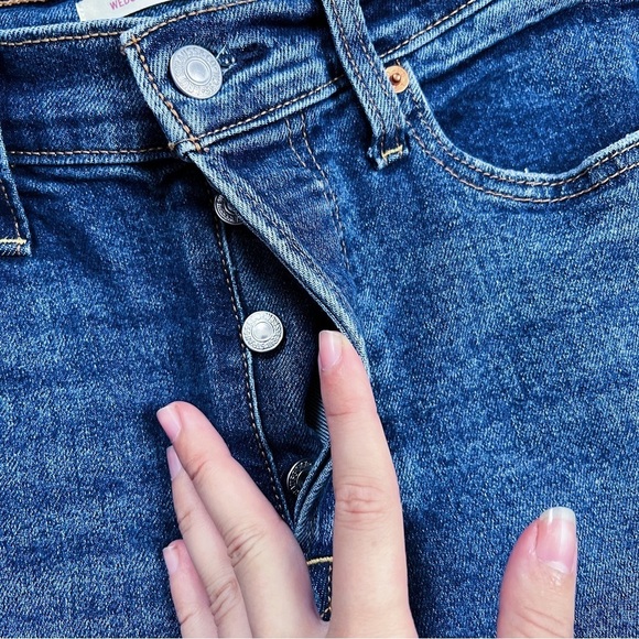 Levi’s • Wedgie Straight jeans distressed medium wash frayed hem ripped knee - Picture 5 of 11